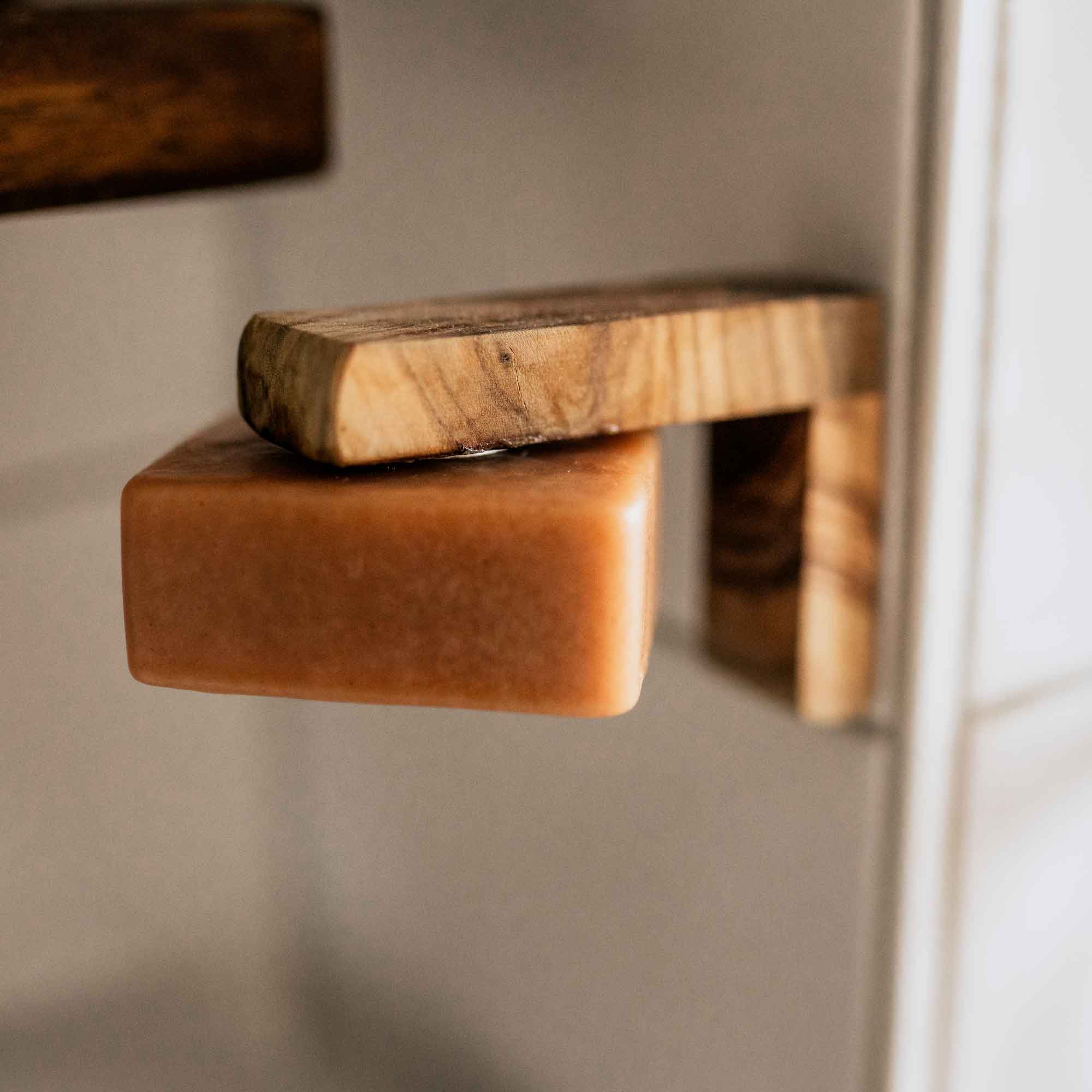 Magnetseifenhalter mit Naturkosmetik Duschseife
