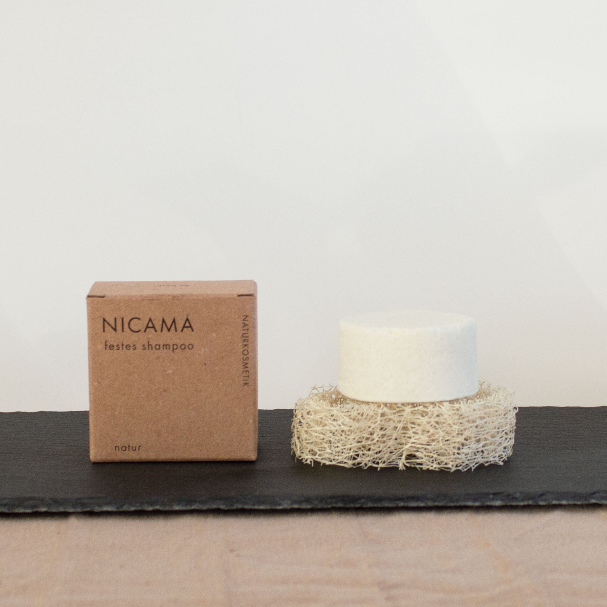 Natürlicher Luffa-Schwamm mit ökologischem Natur-Shampoo.