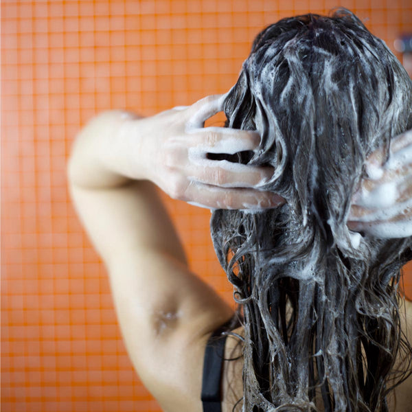 Festes Shampoo für die natürlich plastikfreie Haarpflege